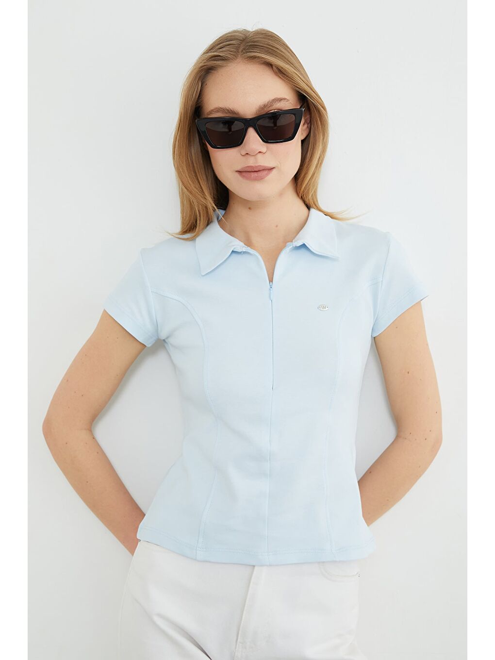 Mavi Metal Aksesuarlı Yarım Fermuarlı Slim Fit Tişört