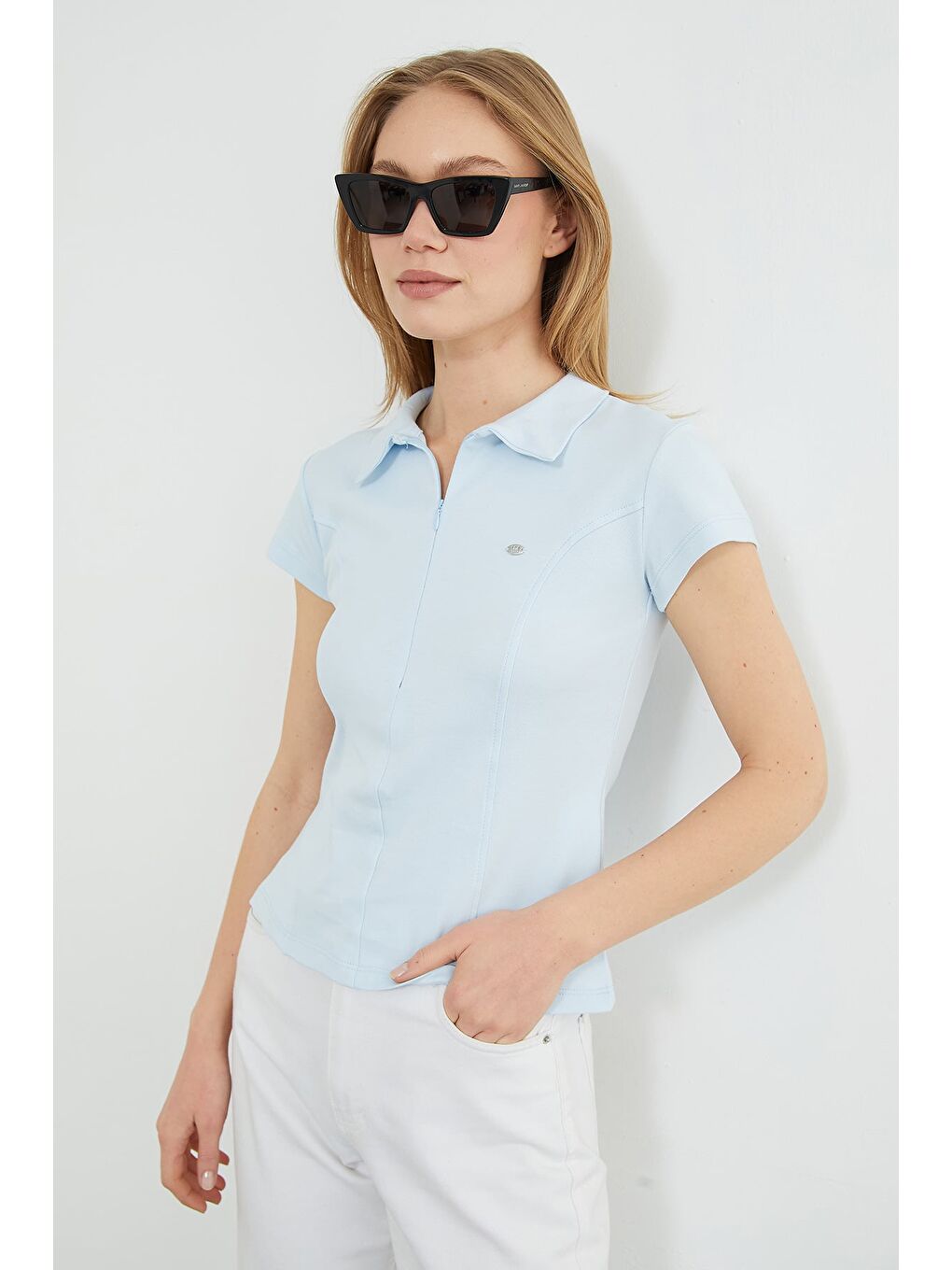 Mavi Metal Aksesuarlı Yarım Fermuarlı Slim Fit Tişört-4