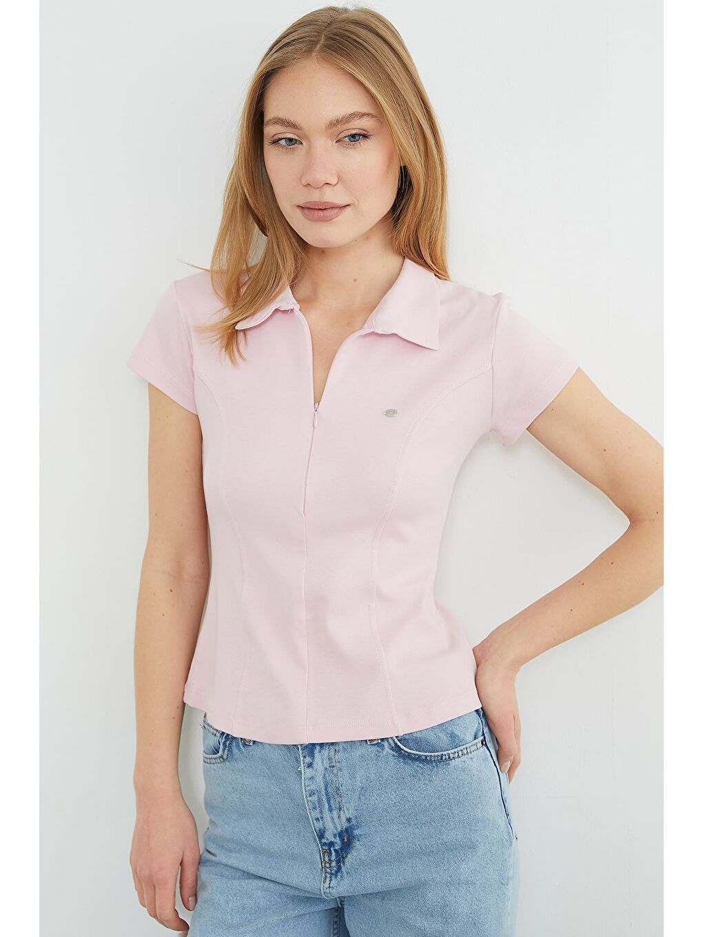 Pembe Metal Aksesuarlı Yarım Fermuarlı Slim Fit Tişört