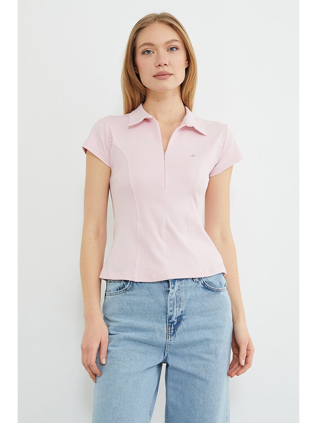 Pembe Metal Aksesuarlı Yarım Fermuarlı Slim Fit Tişört-1