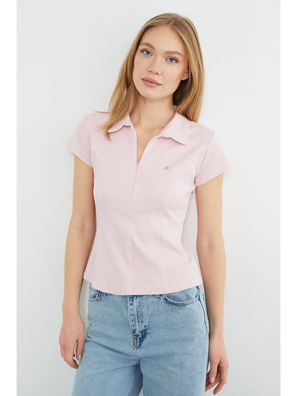 Pembe Metal Aksesuarlı Yarım Fermuarlı Slim Fit Tişört-2