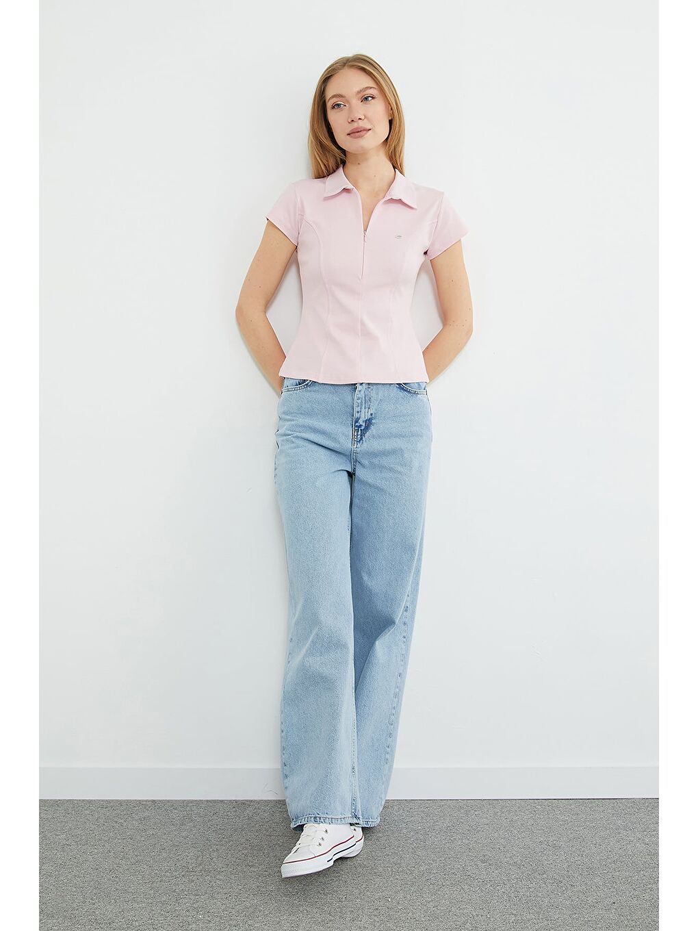 Pembe Metal Aksesuarlı Yarım Fermuarlı Slim Fit Tişört-3