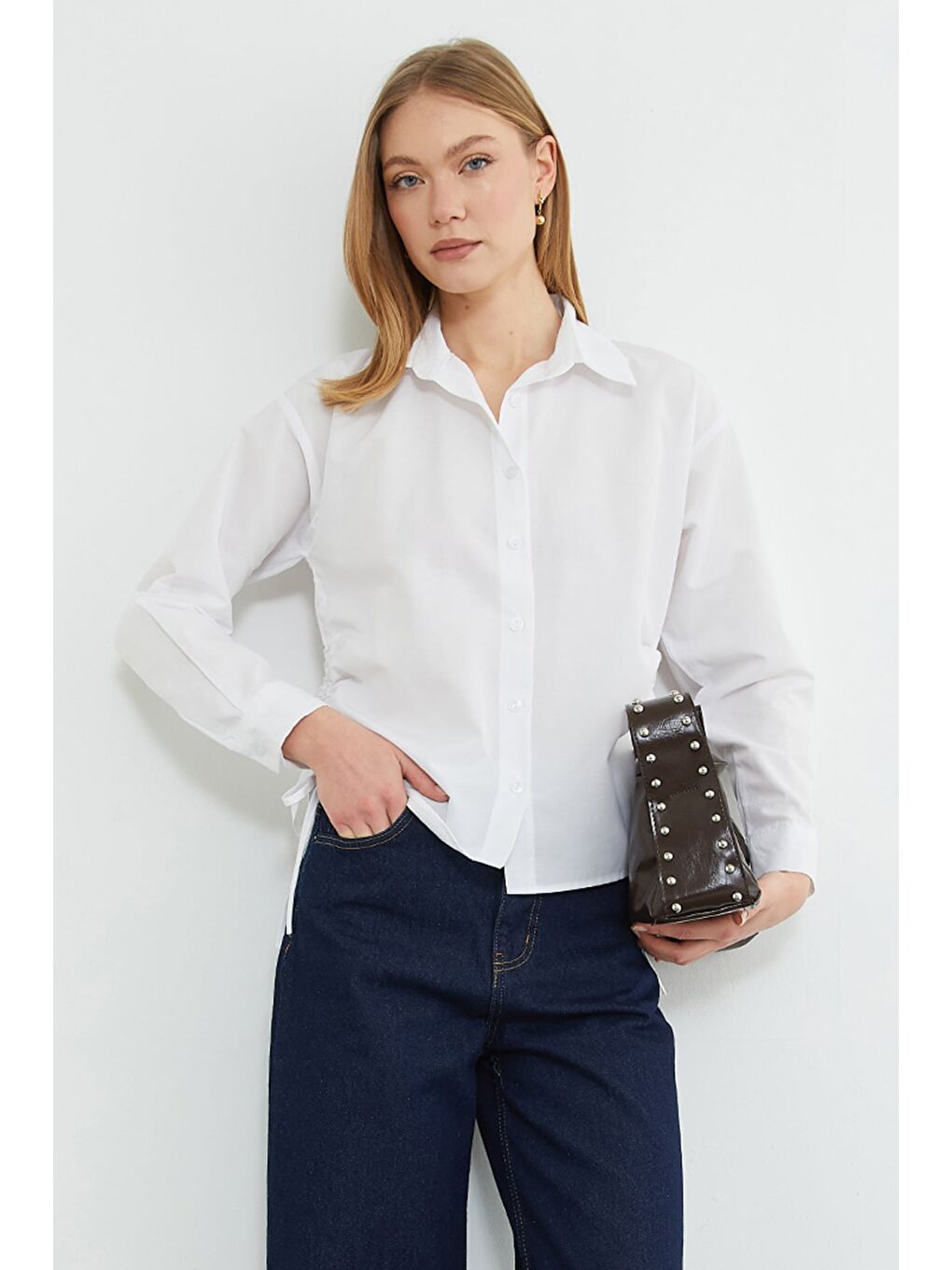 Beyaz Basic Yanları Büzgülü Salaş Gömlek