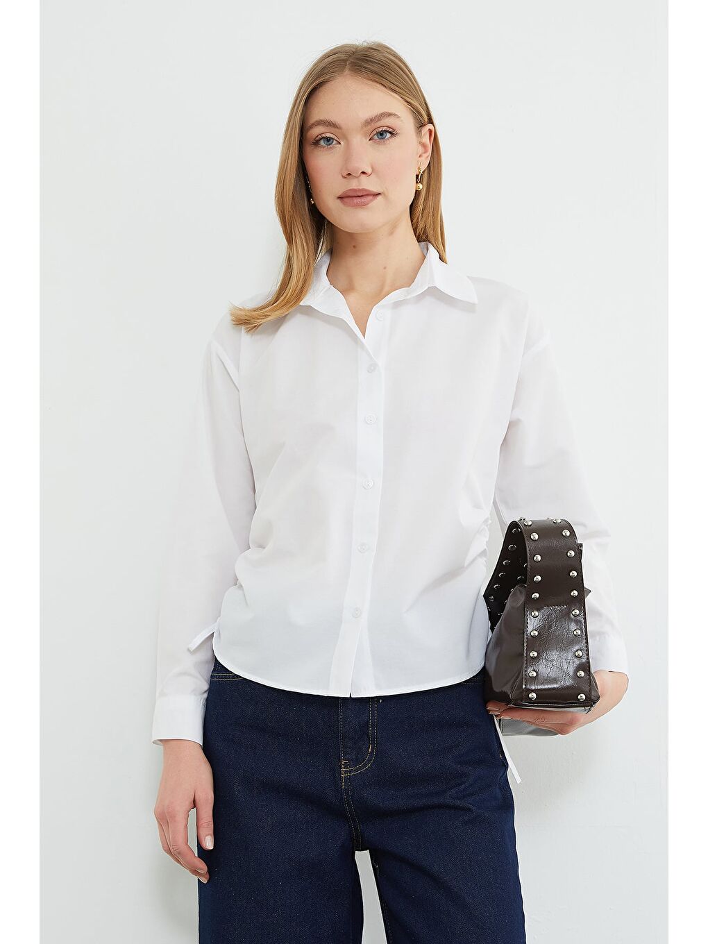 Beyaz Basic Yanları Büzgülü Salaş Gömlek-1