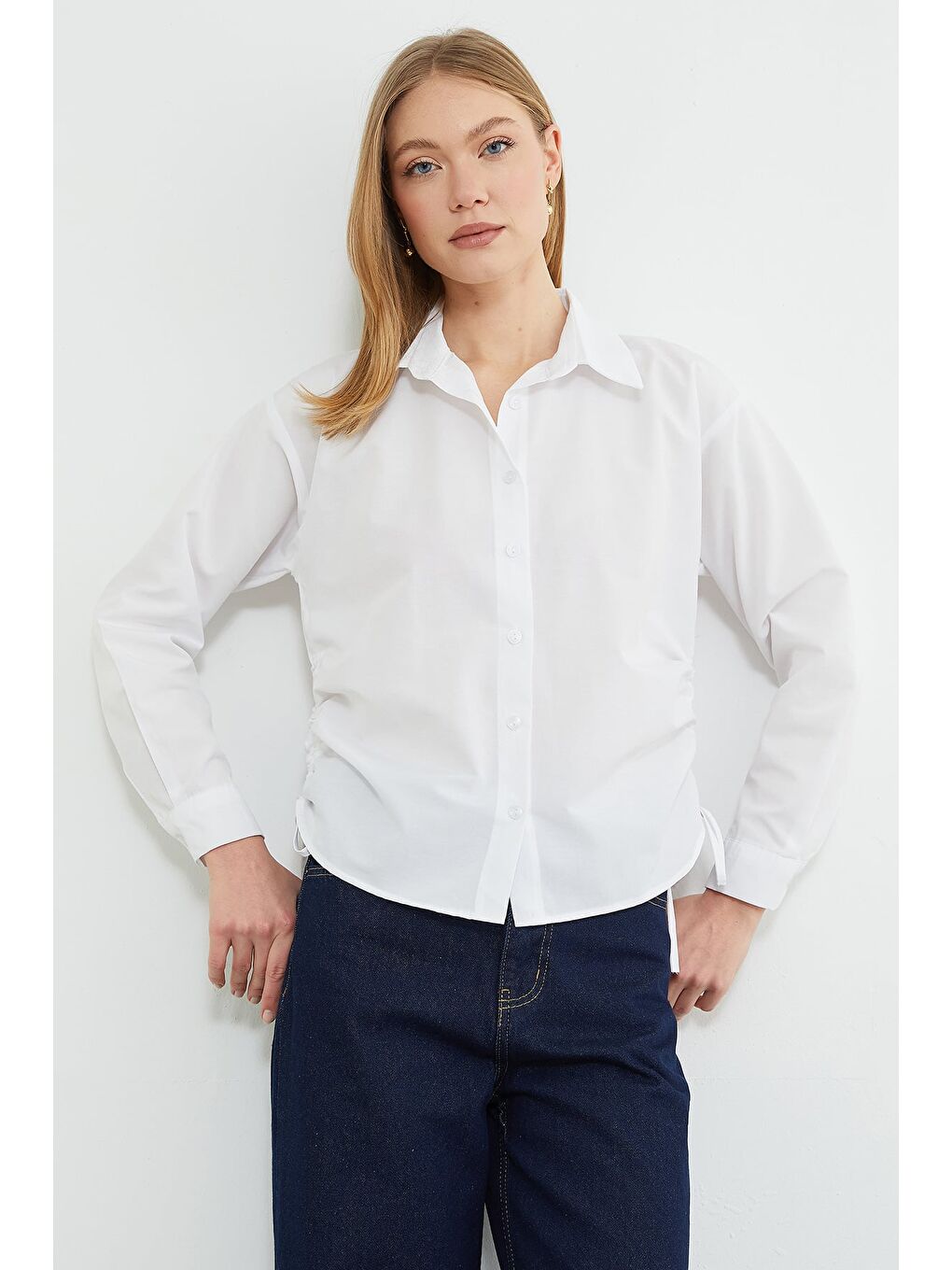 Beyaz Basic Yanları Büzgülü Salaş Gömlek-3