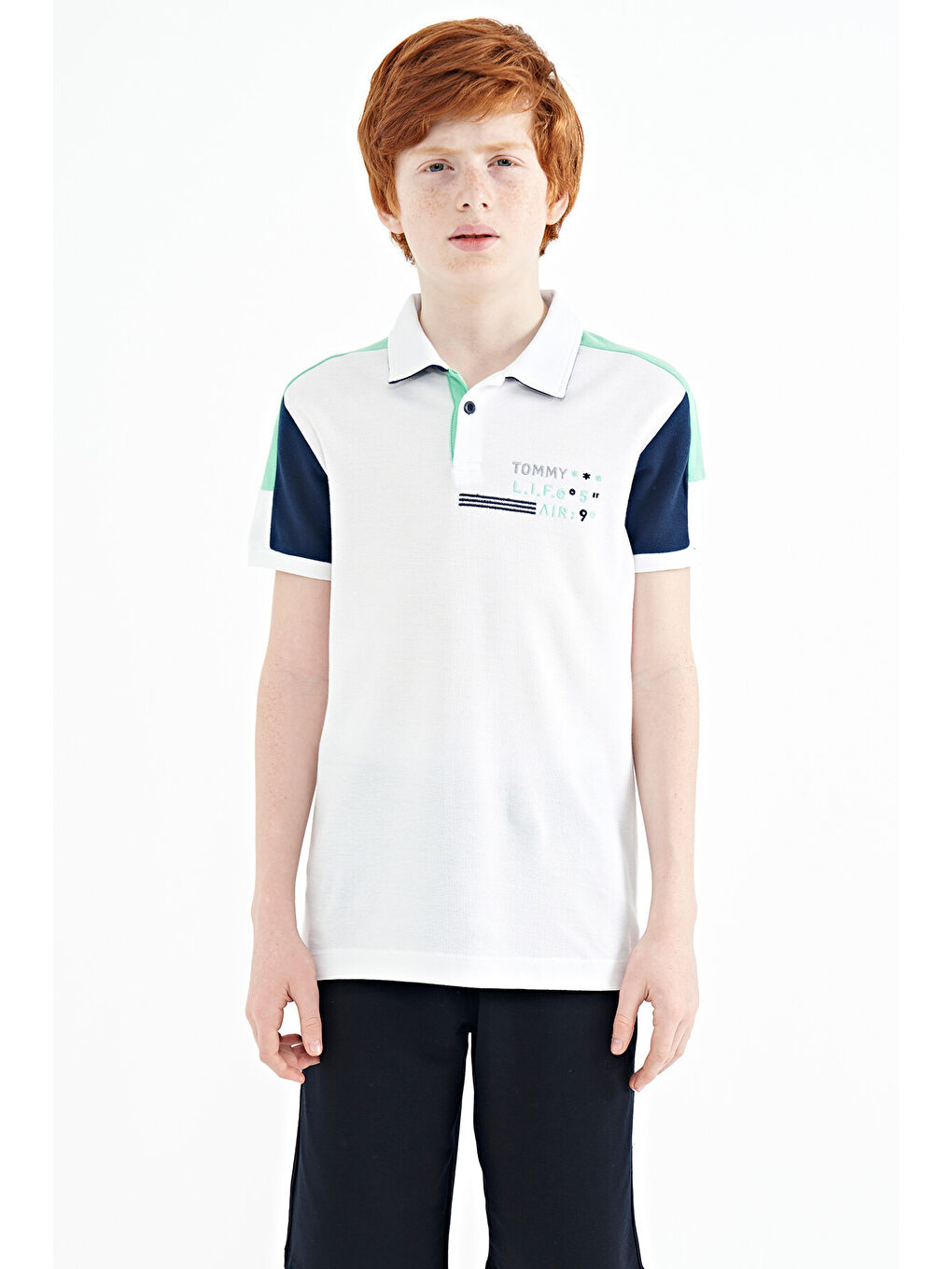 Beyaz Renk Bloklu Omuz Garni Detaylı Standart Kalıp Erkek Çocuk Tişört - 11155