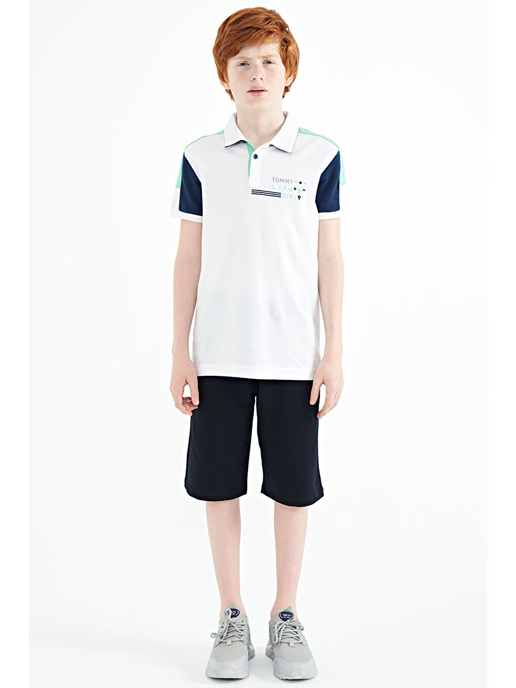 Beyaz Renk Bloklu Omuz Garni Detaylı Standart Kalıp Erkek Çocuk Tişört - 11155-1