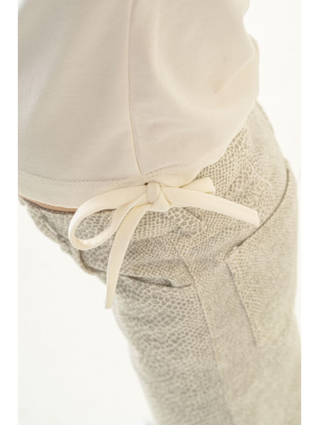 Beyaz Kız Çocuk Pamuklu Ekru Yazılı Bağcıklı T-Shirt Ve Desenli Bol Paça Pantolon Takım-1