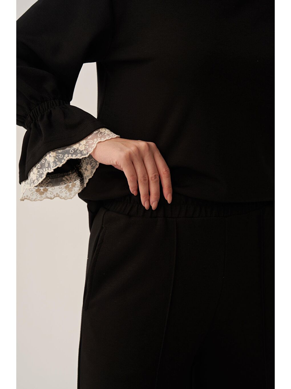 Siyah-Yumuşak Dokulu Fisto Garnili Pantolonlu Takım-5