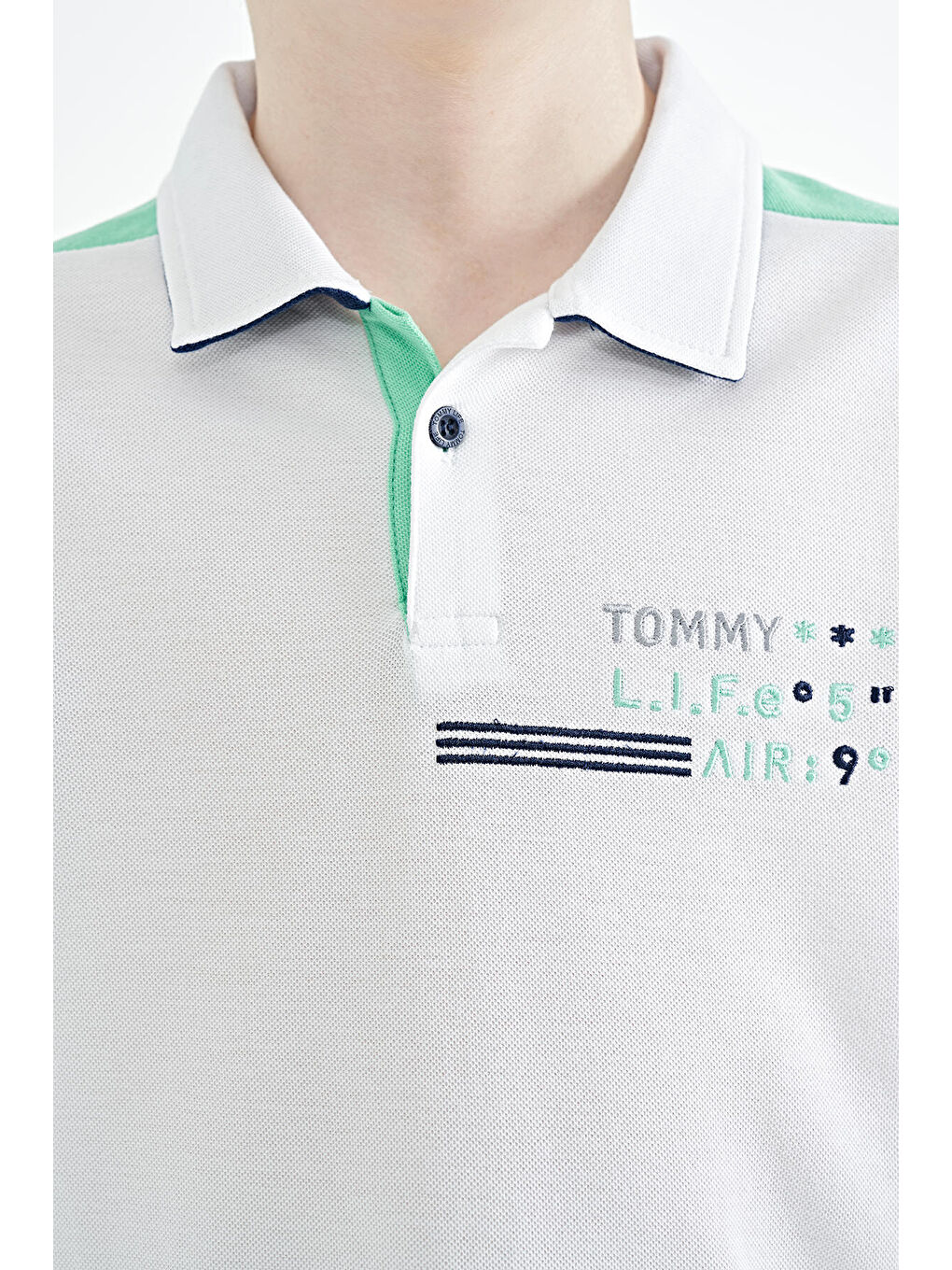 Beyaz Renk Bloklu Omuz Garni Detaylı Standart Kalıp Erkek Çocuk Tişört - 11155-2