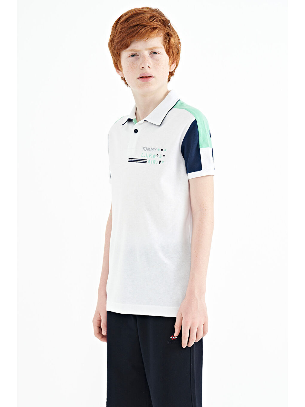 Beyaz Renk Bloklu Omuz Garni Detaylı Standart Kalıp Erkek Çocuk Tişört - 11155-3