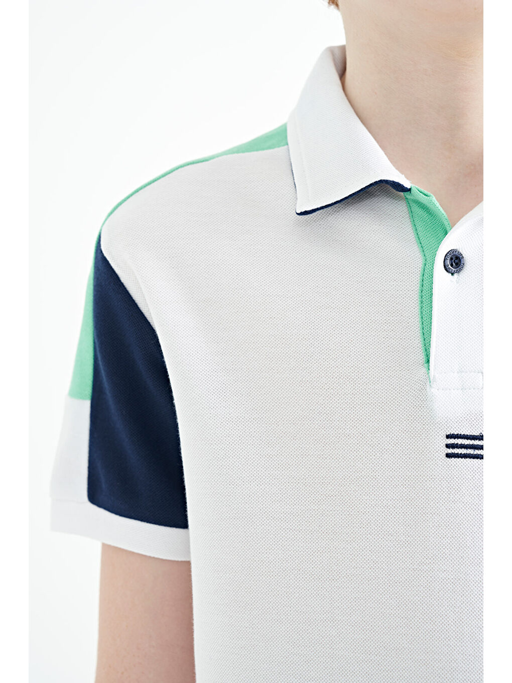 Beyaz Renk Bloklu Omuz Garni Detaylı Standart Kalıp Erkek Çocuk Tişört - 11155-4