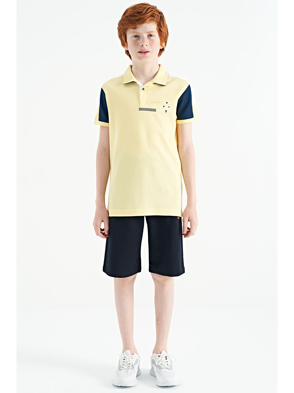 Sarı Renk Bloklu Omuz Garni Detaylı Standart Kalıp Erkek Çocuk Tişört - 11155-1