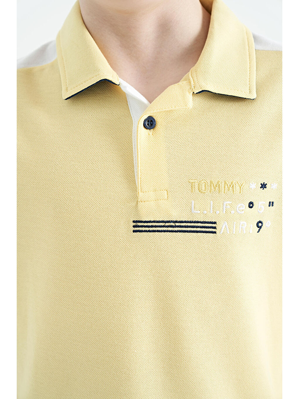 Sarı Renk Bloklu Omuz Garni Detaylı Standart Kalıp Erkek Çocuk Tişört - 11155-2