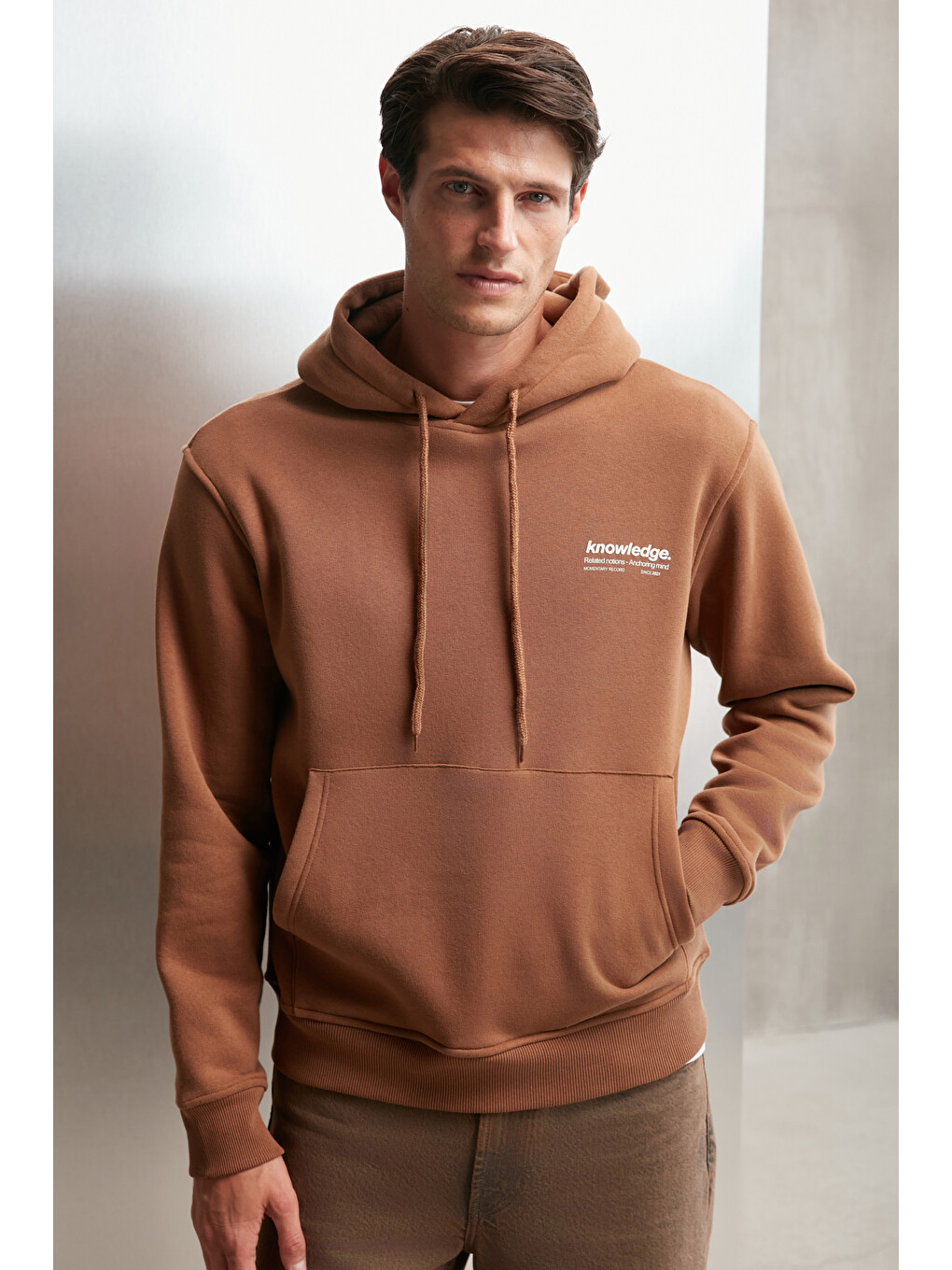 Erkek Yumuşacık İçi Polarlı Baskılı Regular Kordonlu Açık Kahverengi Sweatshirt