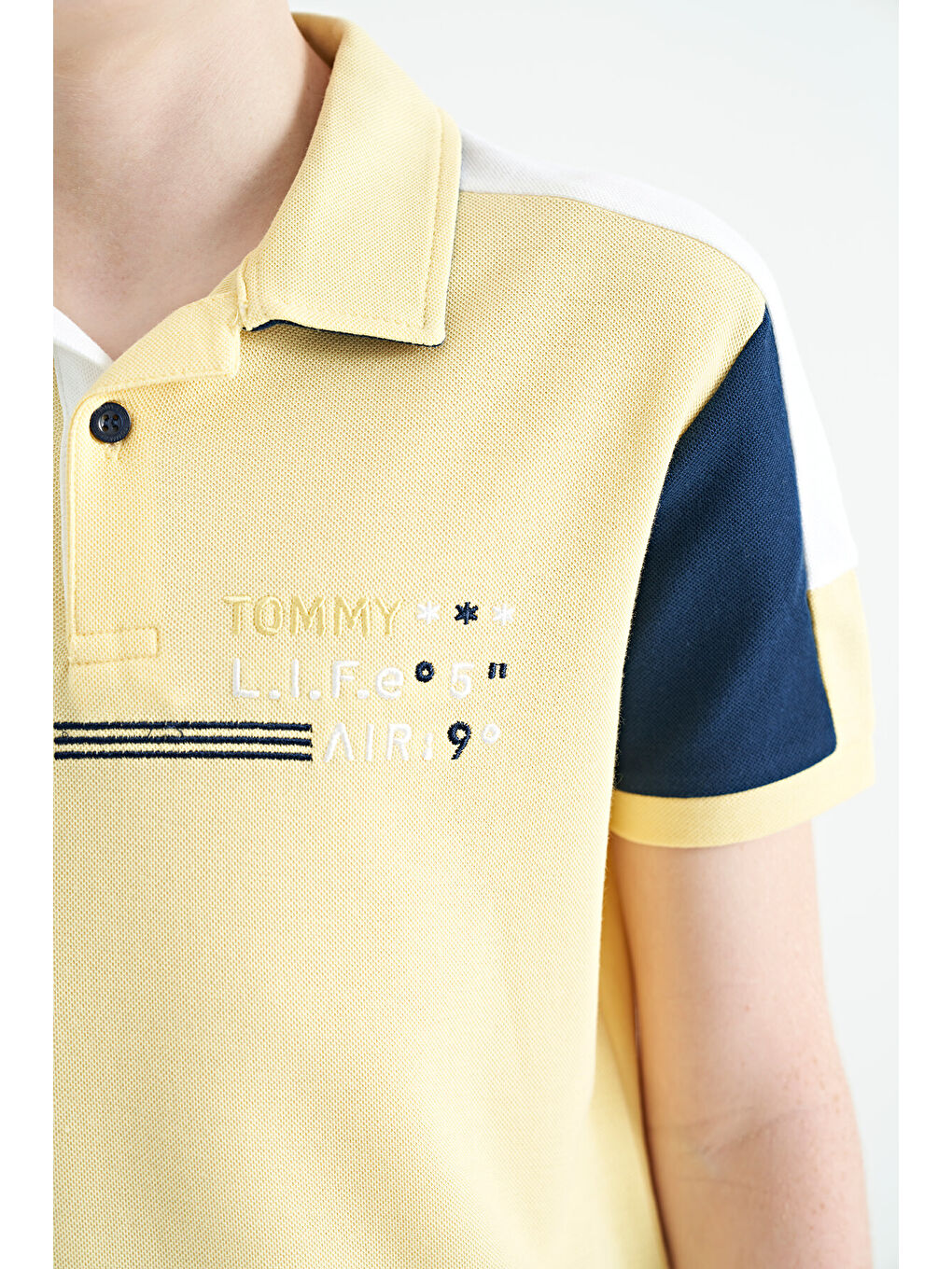 Sarı Renk Bloklu Omuz Garni Detaylı Standart Kalıp Erkek Çocuk Tişört - 11155-4