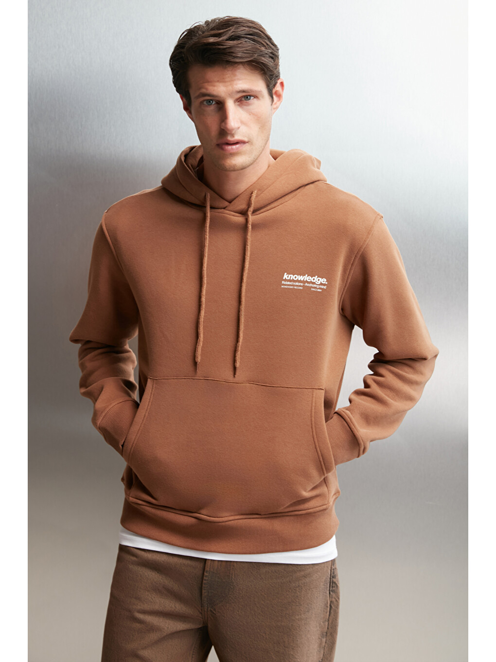 Erkek Yumuşacık İçi Polarlı Baskılı Regular Kordonlu Açık Kahverengi Sweatshirt-1