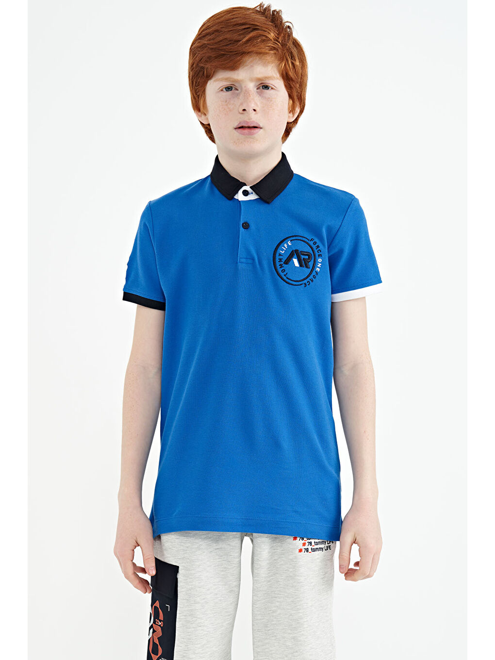 Mavi Saks Kol Ucu Renkli Logo Nakışlı Standart Kalıp Polo Yaka Erkek Çocuk Tişört - 11138