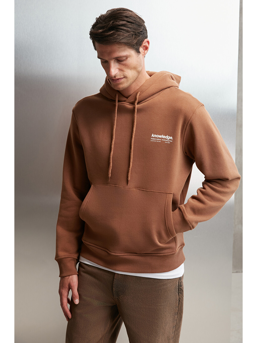 Erkek Yumuşacık İçi Polarlı Baskılı Regular Kordonlu Açık Kahverengi Sweatshirt-3