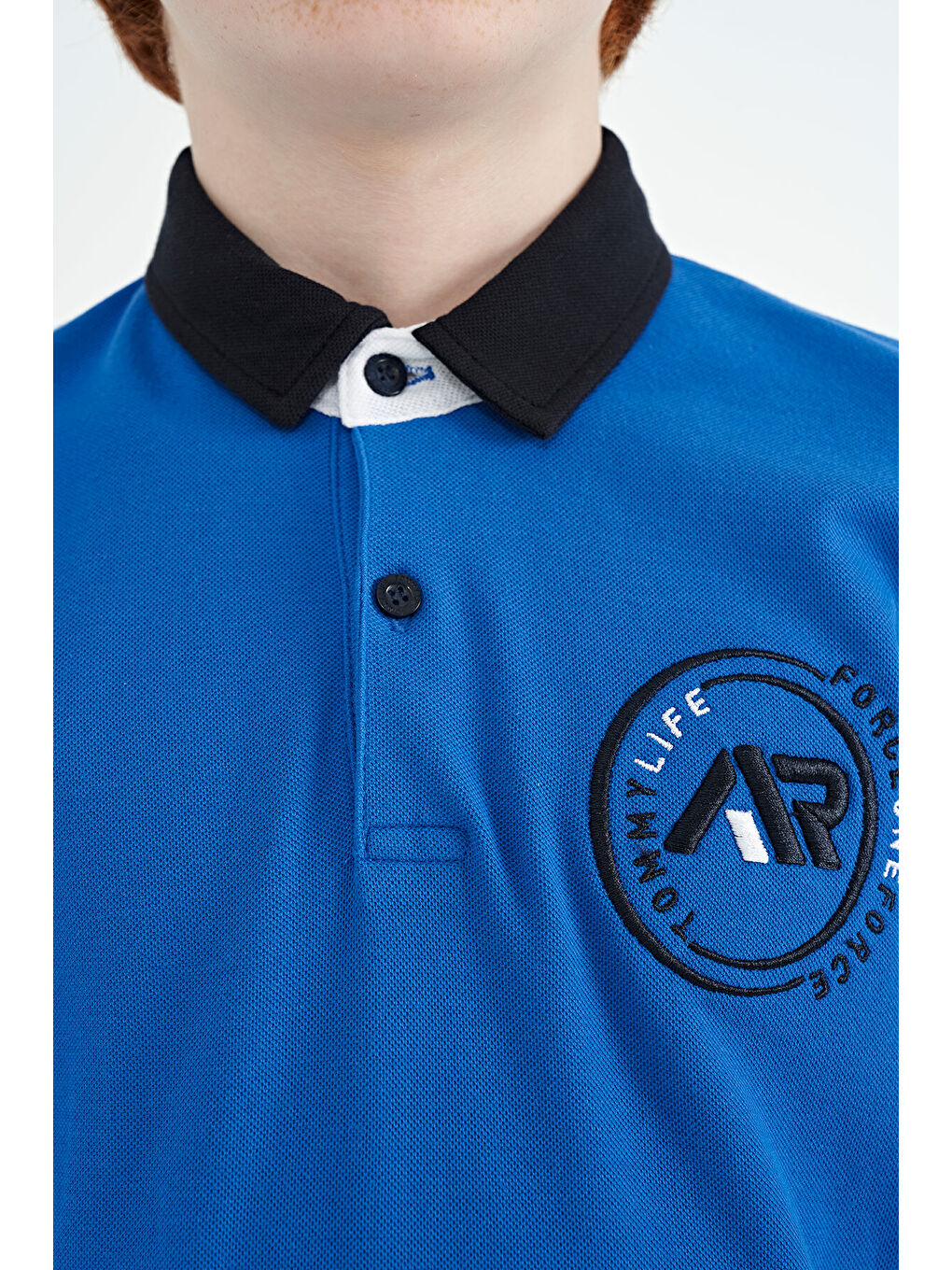 Mavi Saks Kol Ucu Renkli Logo Nakışlı Standart Kalıp Polo Yaka Erkek Çocuk Tişört - 11138-4