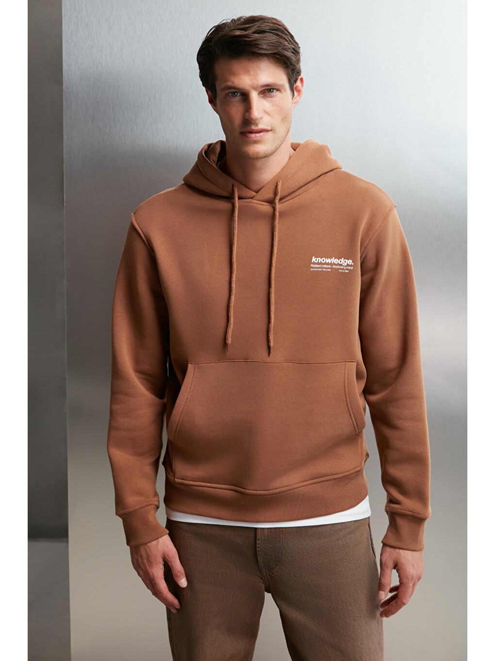 Erkek Yumuşacık İçi Polarlı Baskılı Regular Kordonlu Açık Kahverengi Sweatshirt-4