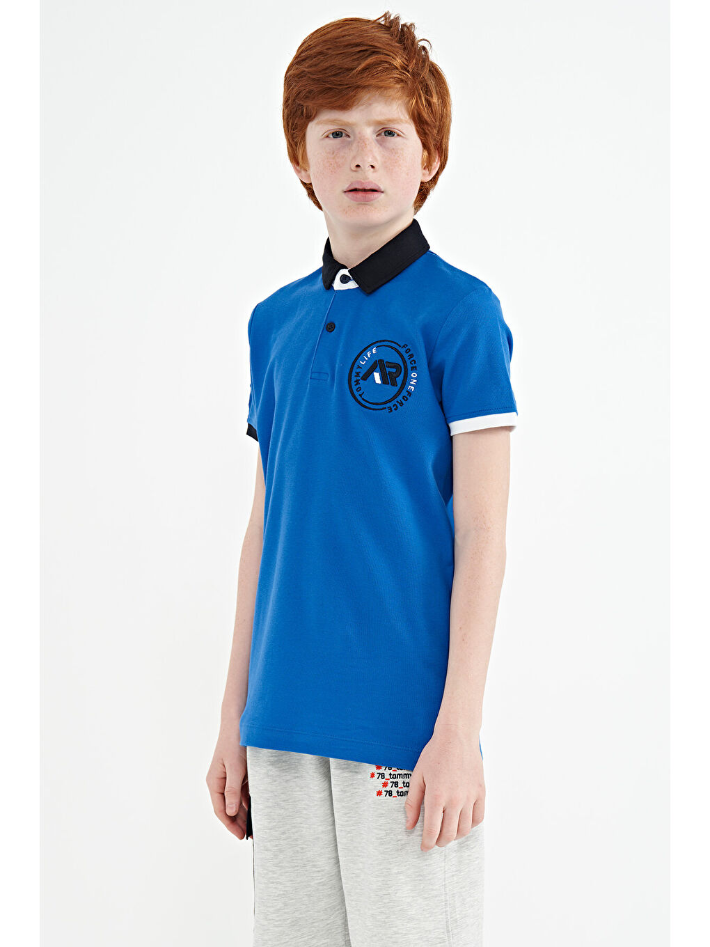 Mavi Saks Kol Ucu Renkli Logo Nakışlı Standart Kalıp Polo Yaka Erkek Çocuk Tişört - 11138-6