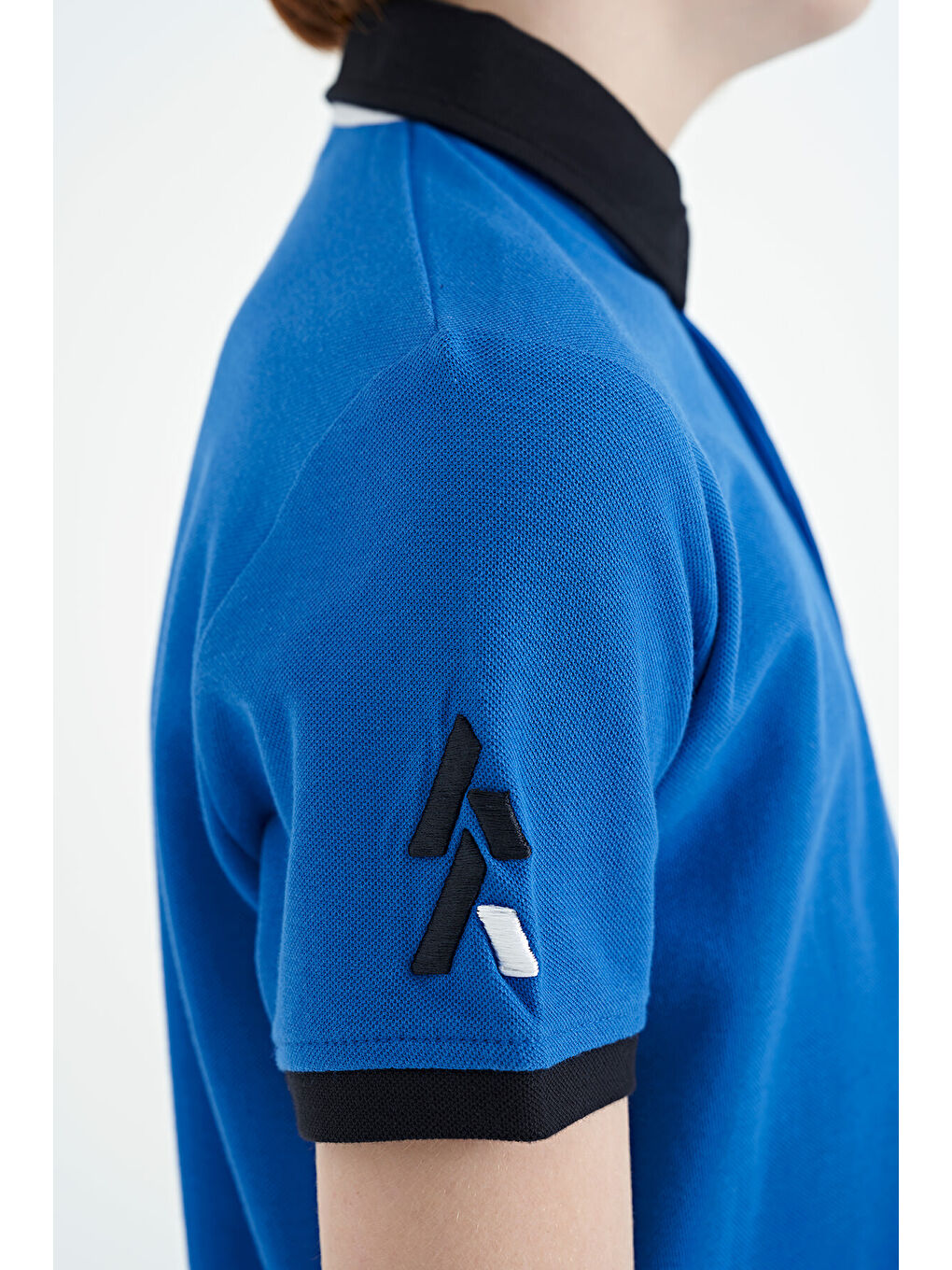 Mavi Saks Kol Ucu Renkli Logo Nakışlı Standart Kalıp Polo Yaka Erkek Çocuk Tişört - 11138-8