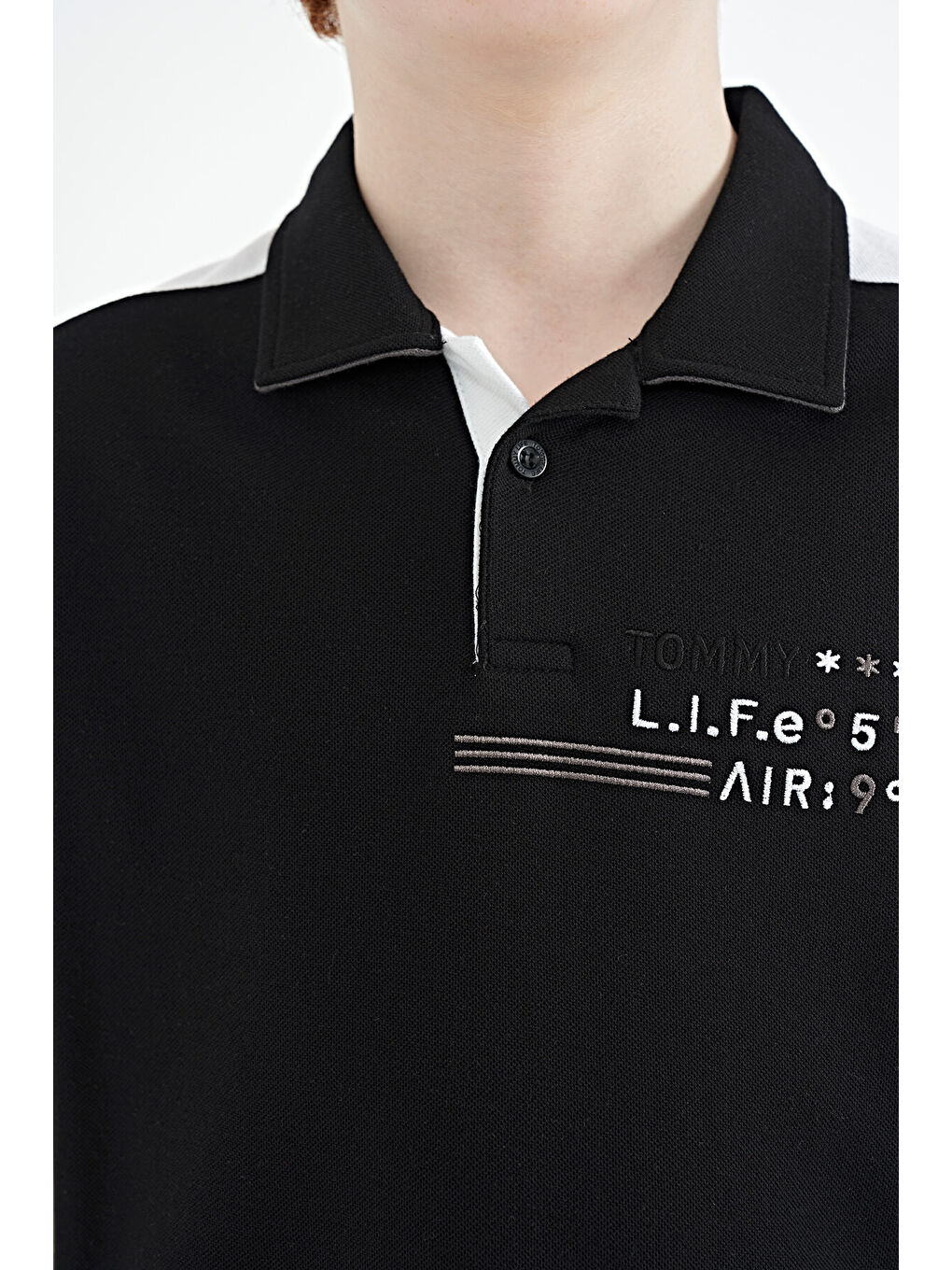 Siyah Renk Bloklu Omuz Garni Detaylı Standart Kalıp Erkek Çocuk Tişört - 11155-2