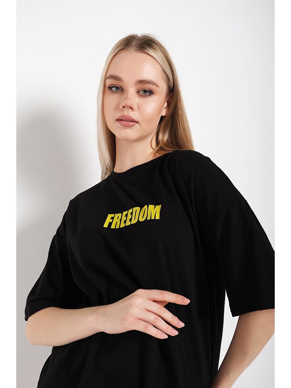 Trendseninle Siyah Kadın Siyah Oversize Freedom Baskılı Tişört - 3