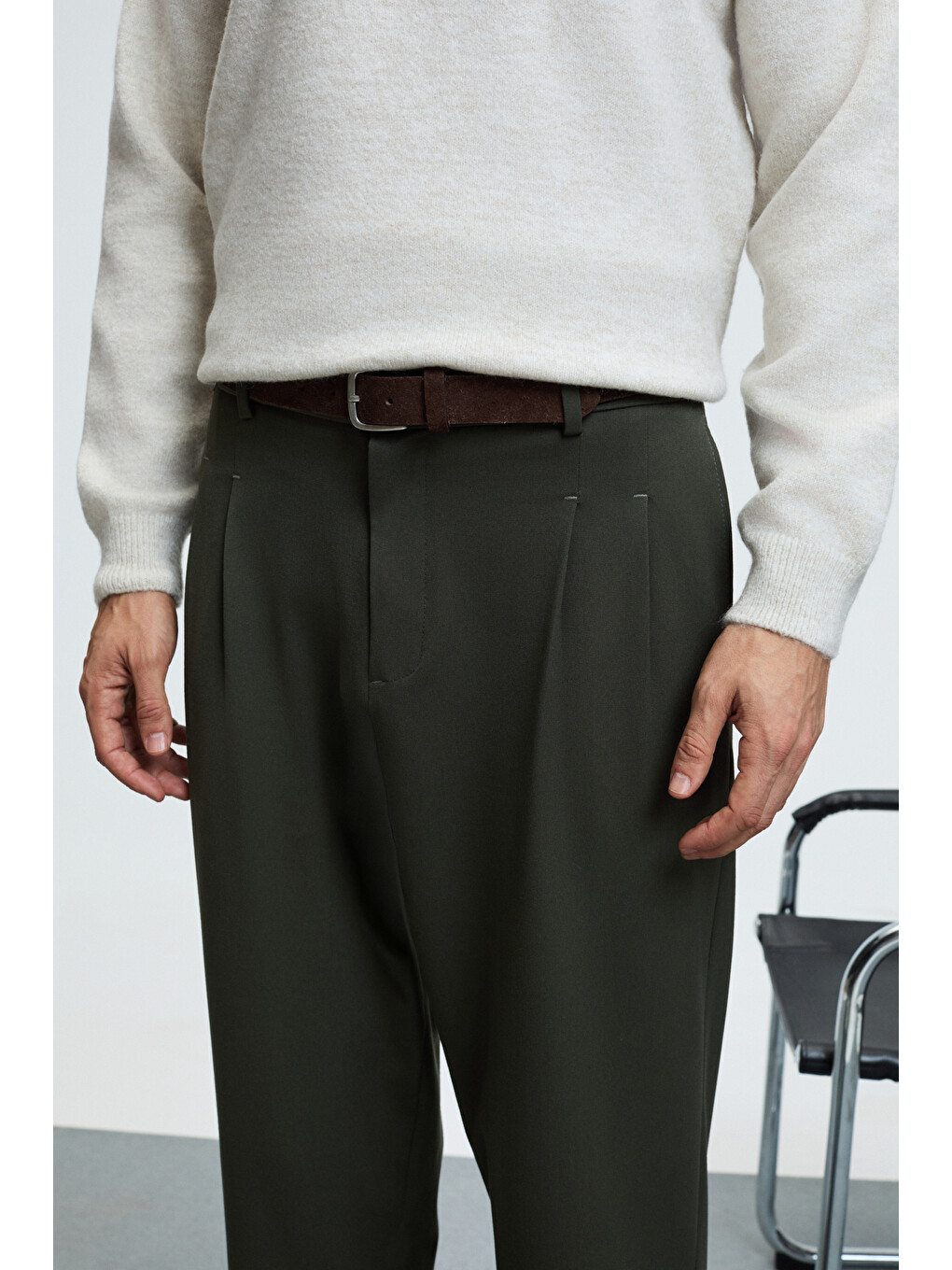 Erkek Beli Lastikli Yanları Ve Arkası Cepli Fermuarlı Pileli Relaxed Fit Dokuma Haki Pantolo-3