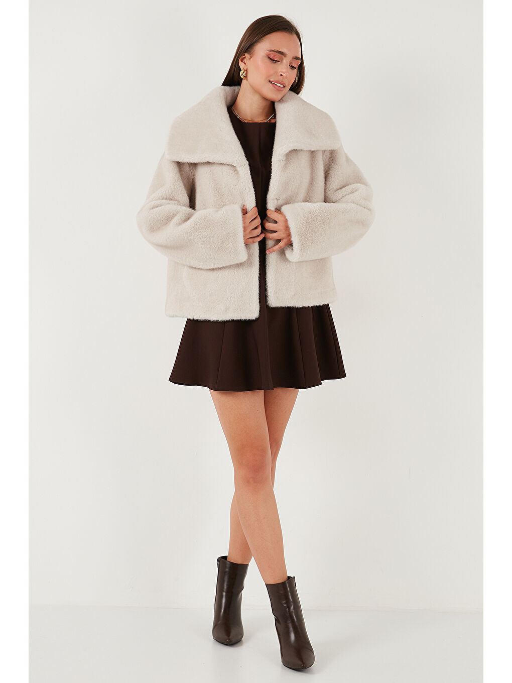 Ekru Oversize Fit Geniş Yaka Astarlı Kürk 497AFRA-1