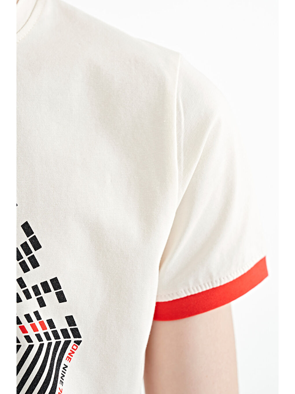 Ekru Kol Ucu Renkli Detaylı Baskılı Standart Kalıp Erkek Çocuk Tişört - 11156-4