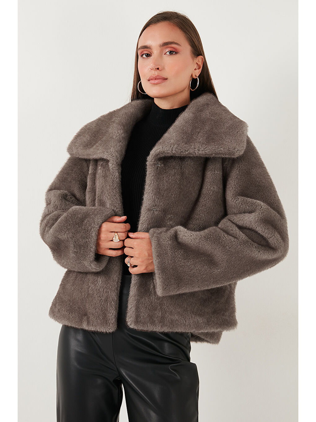 Gri Oversize Fit Geniş Yaka Astarlı Kürk 497AFRA-4