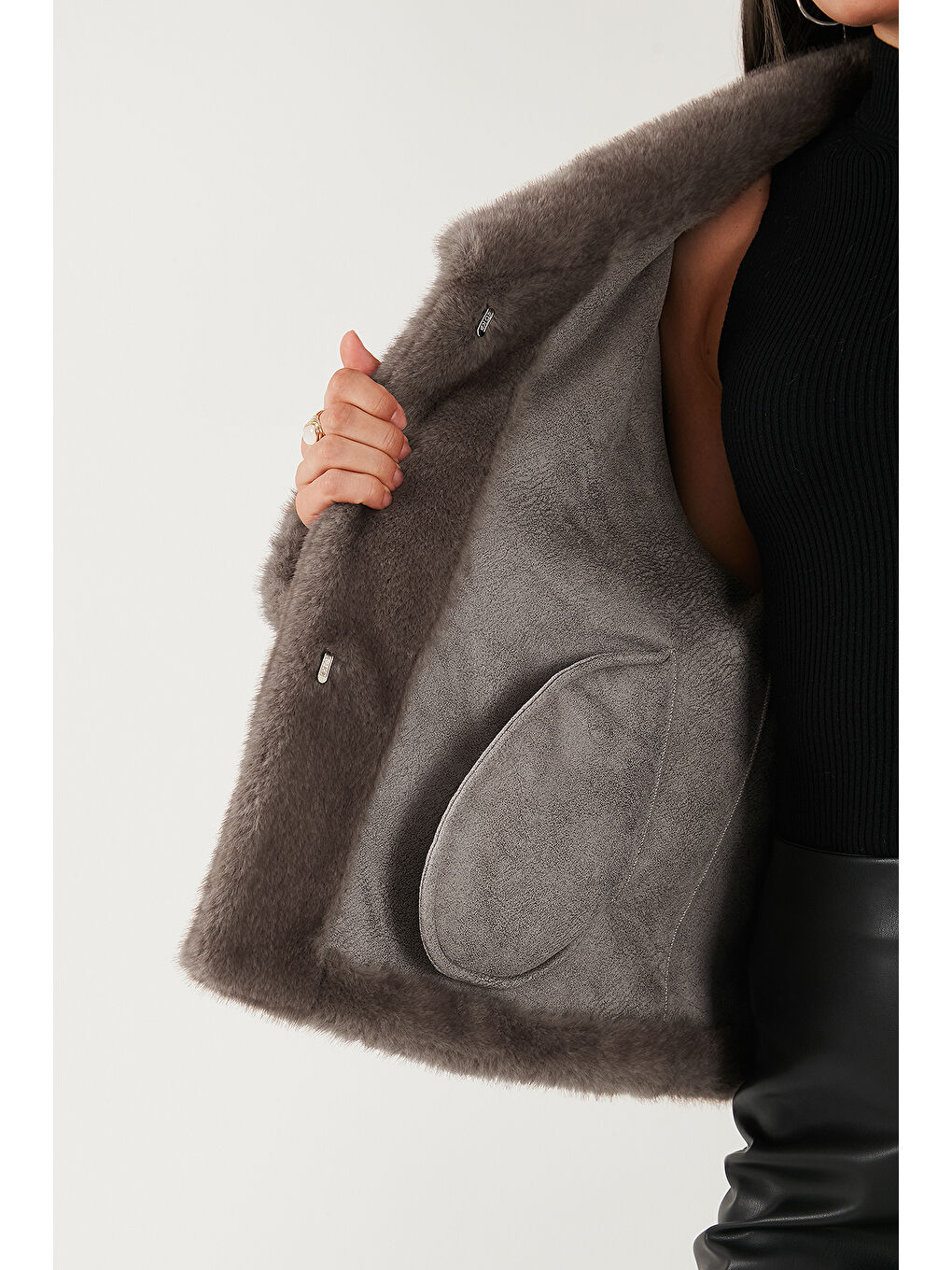 Gri Oversize Fit Geniş Yaka Astarlı Kürk 497AFRA-5