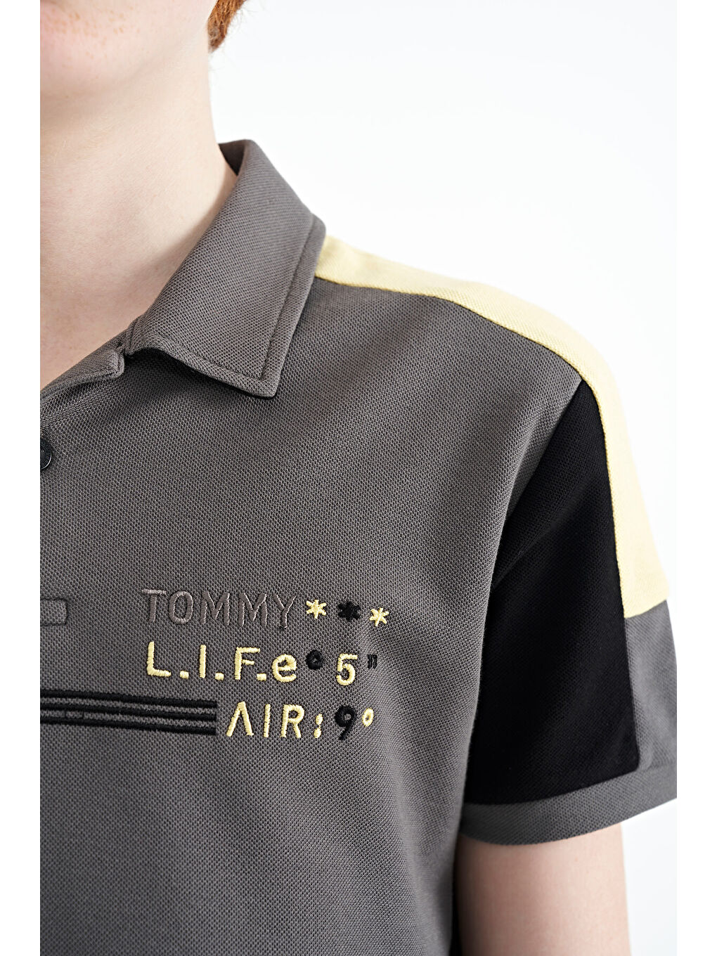 Koyu Gri Renk Bloklu Omuz Garni Detaylı Standart Kalıp Erkek Çocuk Tişört - 11155-4