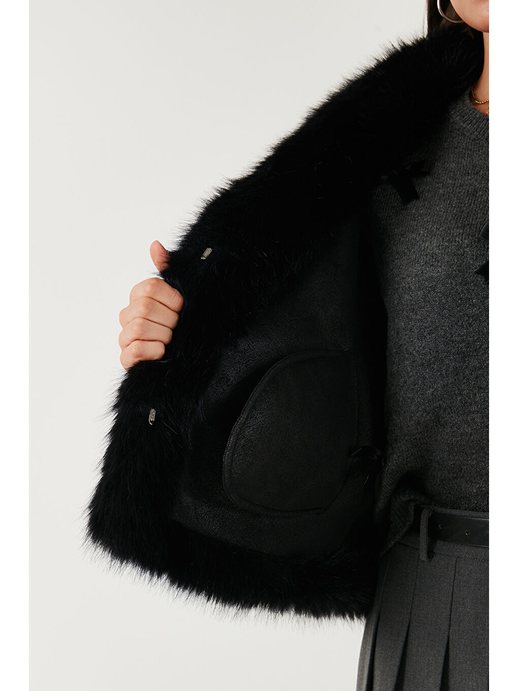 Siyah Oversize Fit Gömlek Yaka Cepli Astarlı Kürk Mont 497BERRY-5