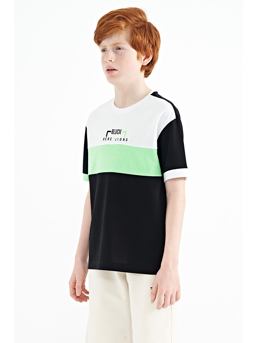 Siyah Renk Geçişli Nakışlı Oversize Erkek Çocuk Tişört - 11159-4