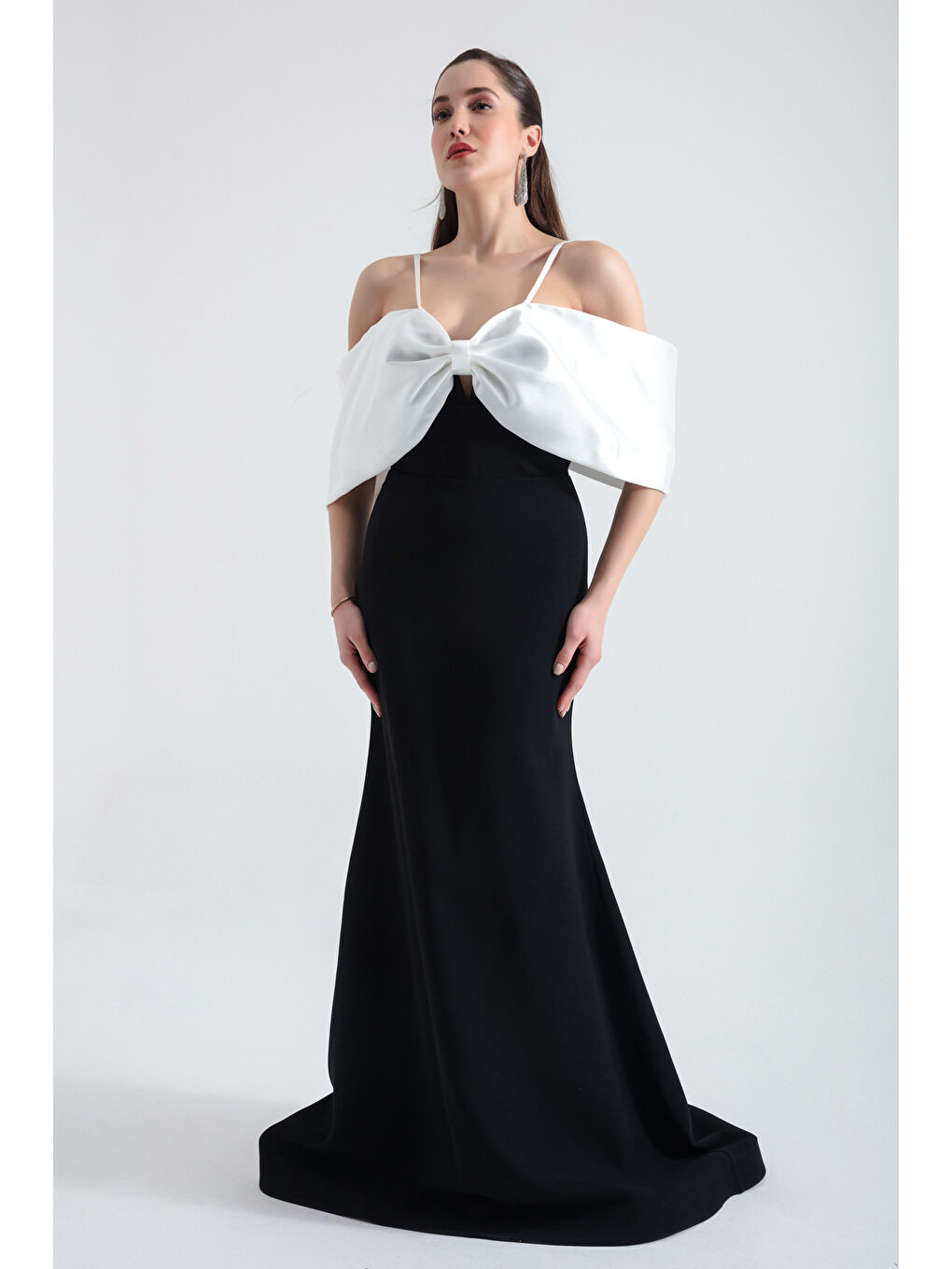 Kadın Siyah Göğsü Fiyonklu İp Askılı Uzun Abiye Elbise-1