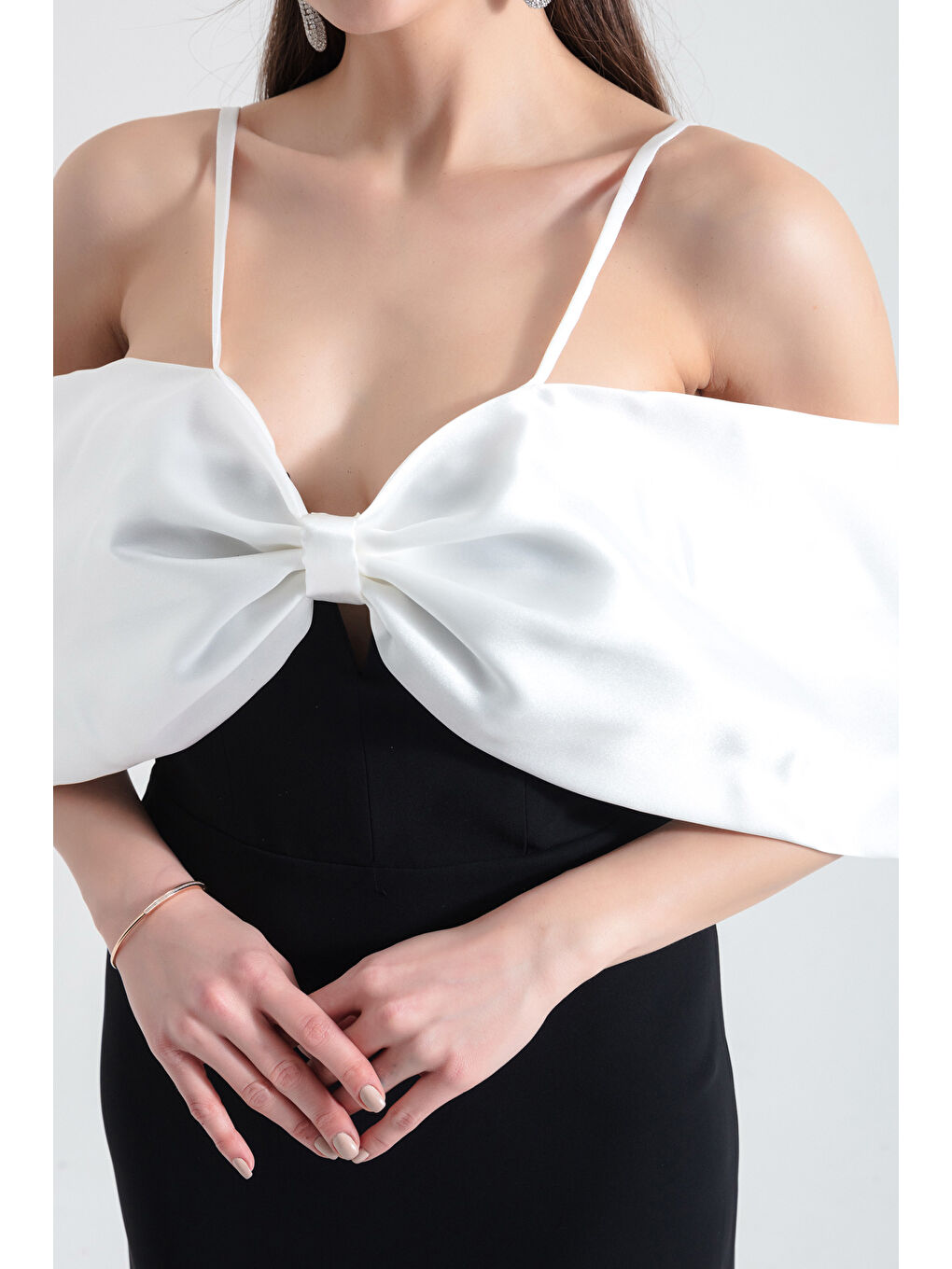 Kadın Siyah Göğsü Fiyonklu İp Askılı Uzun Abiye Elbise-2