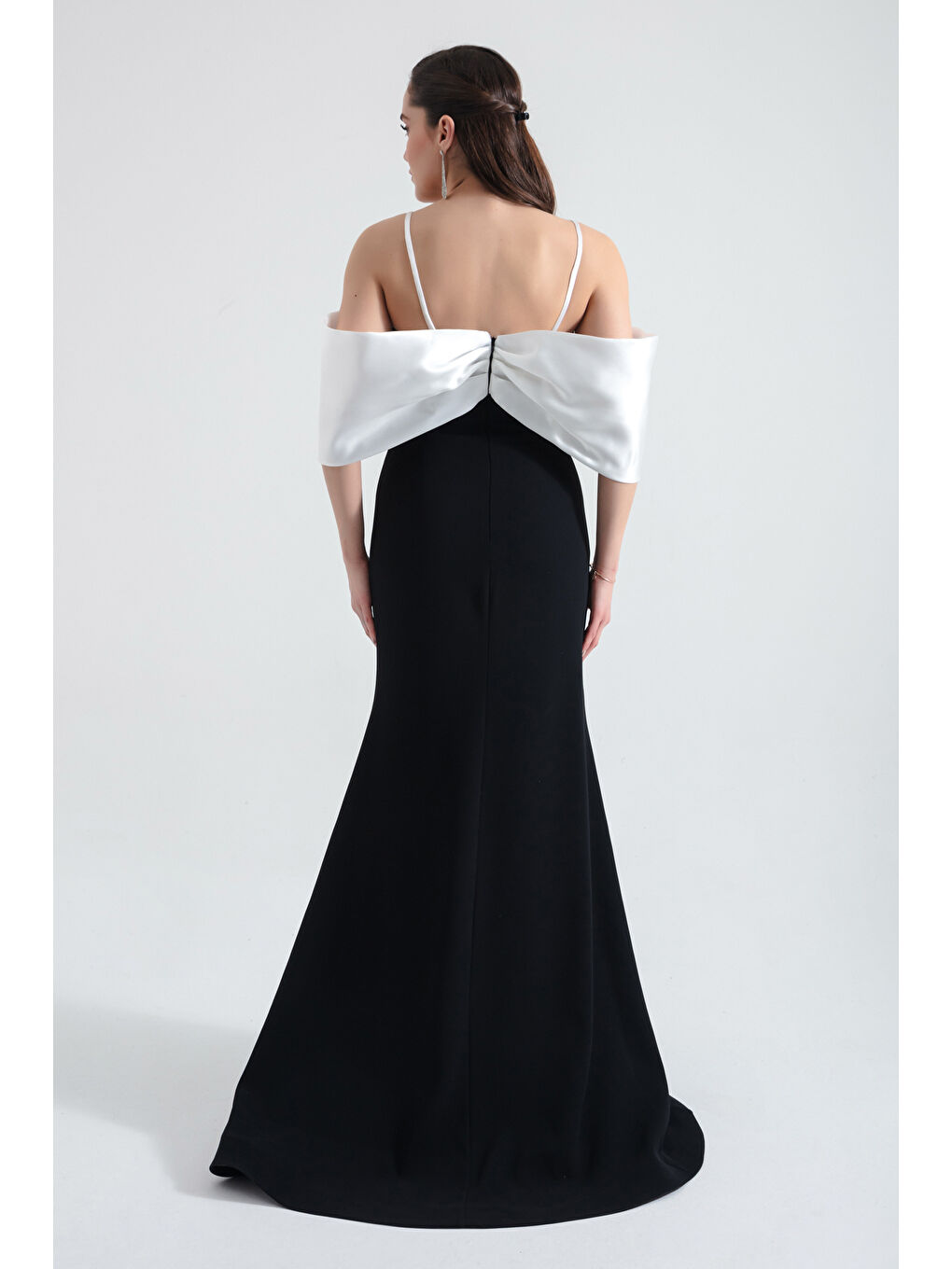 Kadın Siyah Göğsü Fiyonklu İp Askılı Uzun Abiye Elbise-4