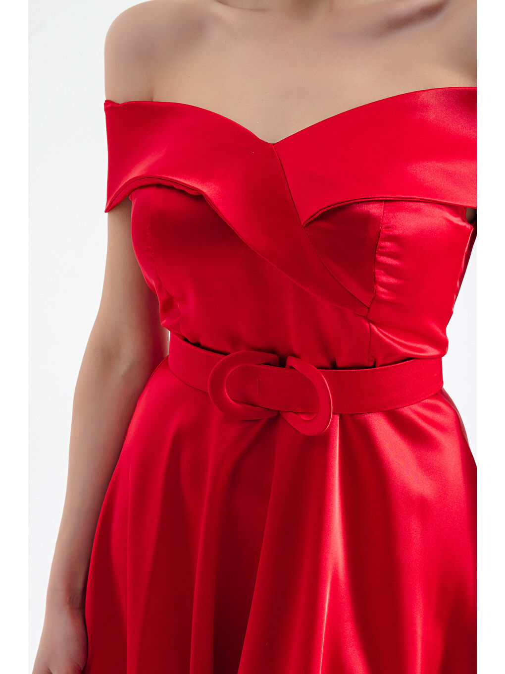 Kadın Kırmızı Kayık Yaka Kemerli Saten Abiye Elbise-3