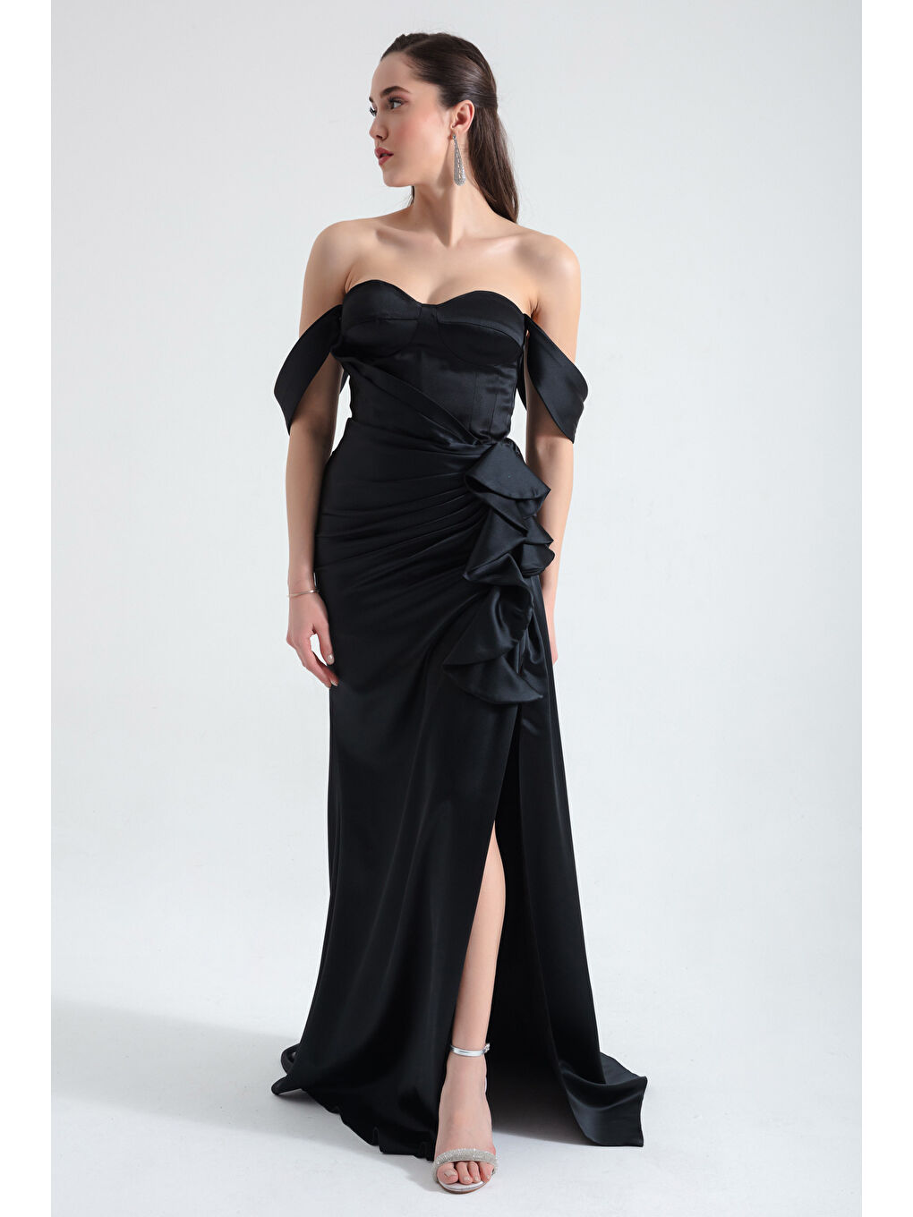 Kadın Siyah Kalp Yaka Fırfırlı Uzun Saten Abiye Elbise