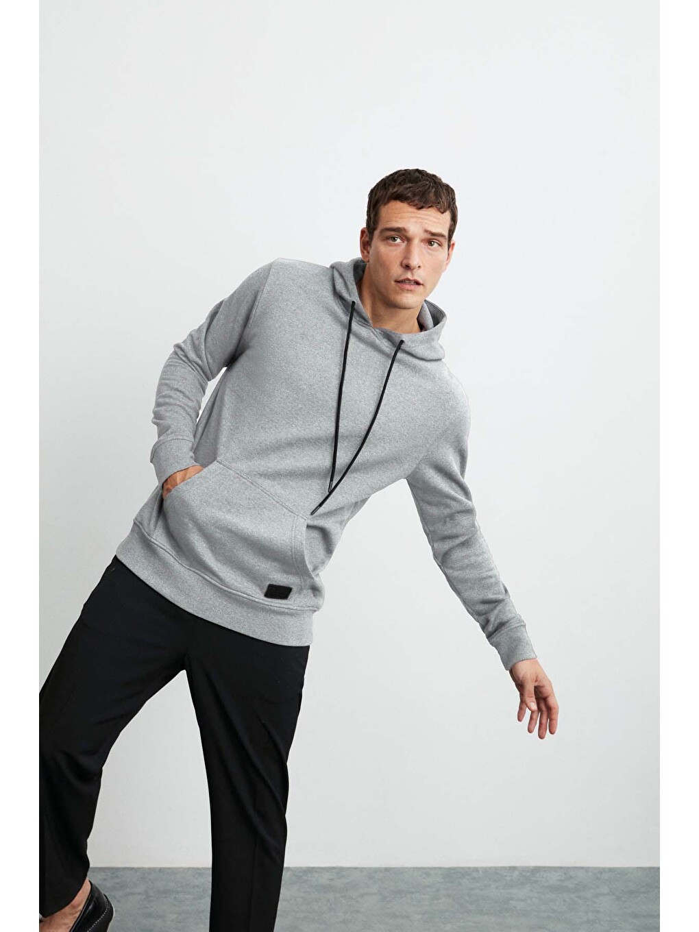Jorge Erkek Yumuşacık Kapüşonlu Organik Pamuk Kanguru Cepli Regular Gri Melanj Sweatshirt-2