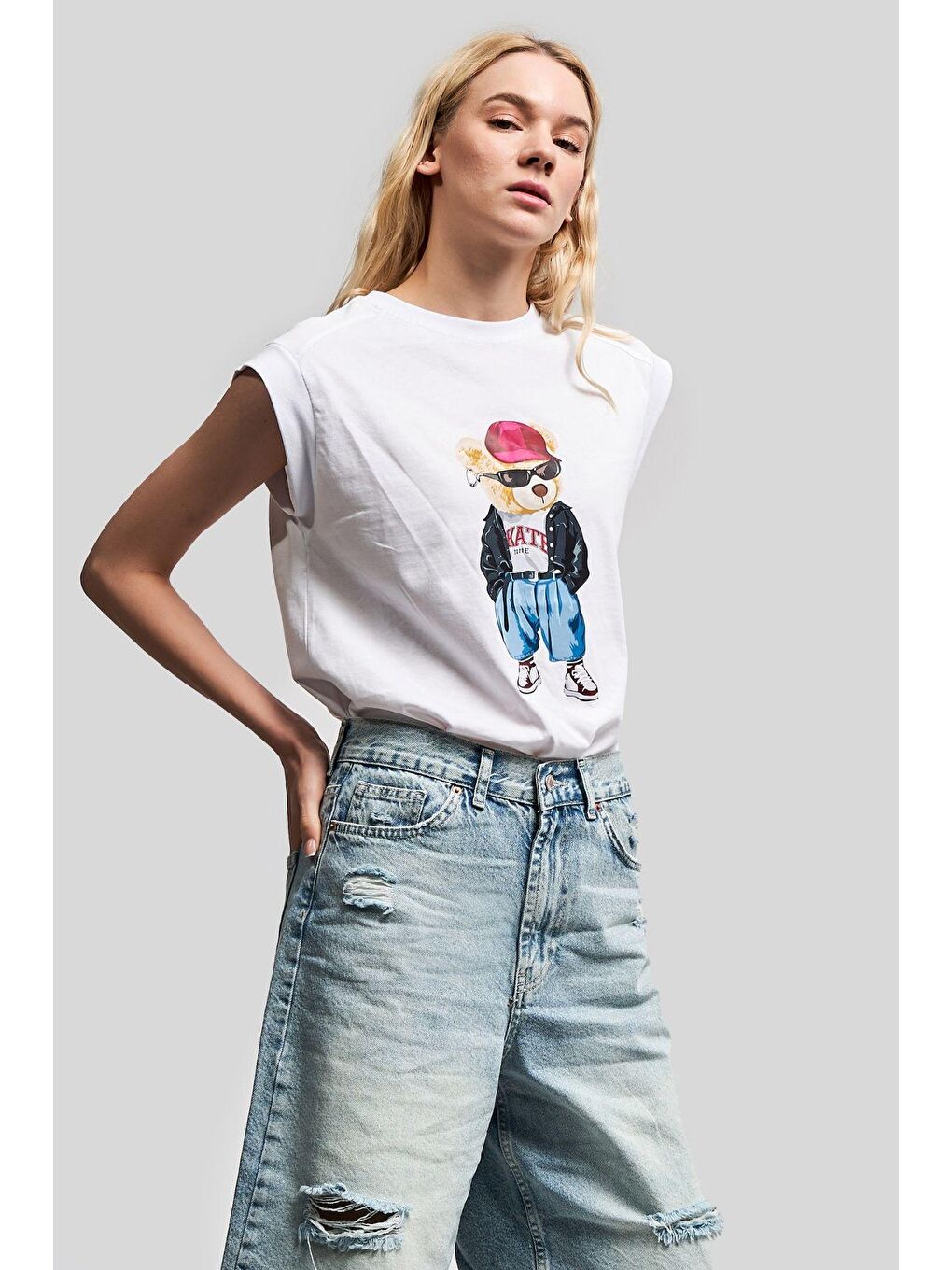 it's basic Kadın Beyaz Renk Ayıcık Baskılı Sıfır Kol Oversize T-shirt - 3