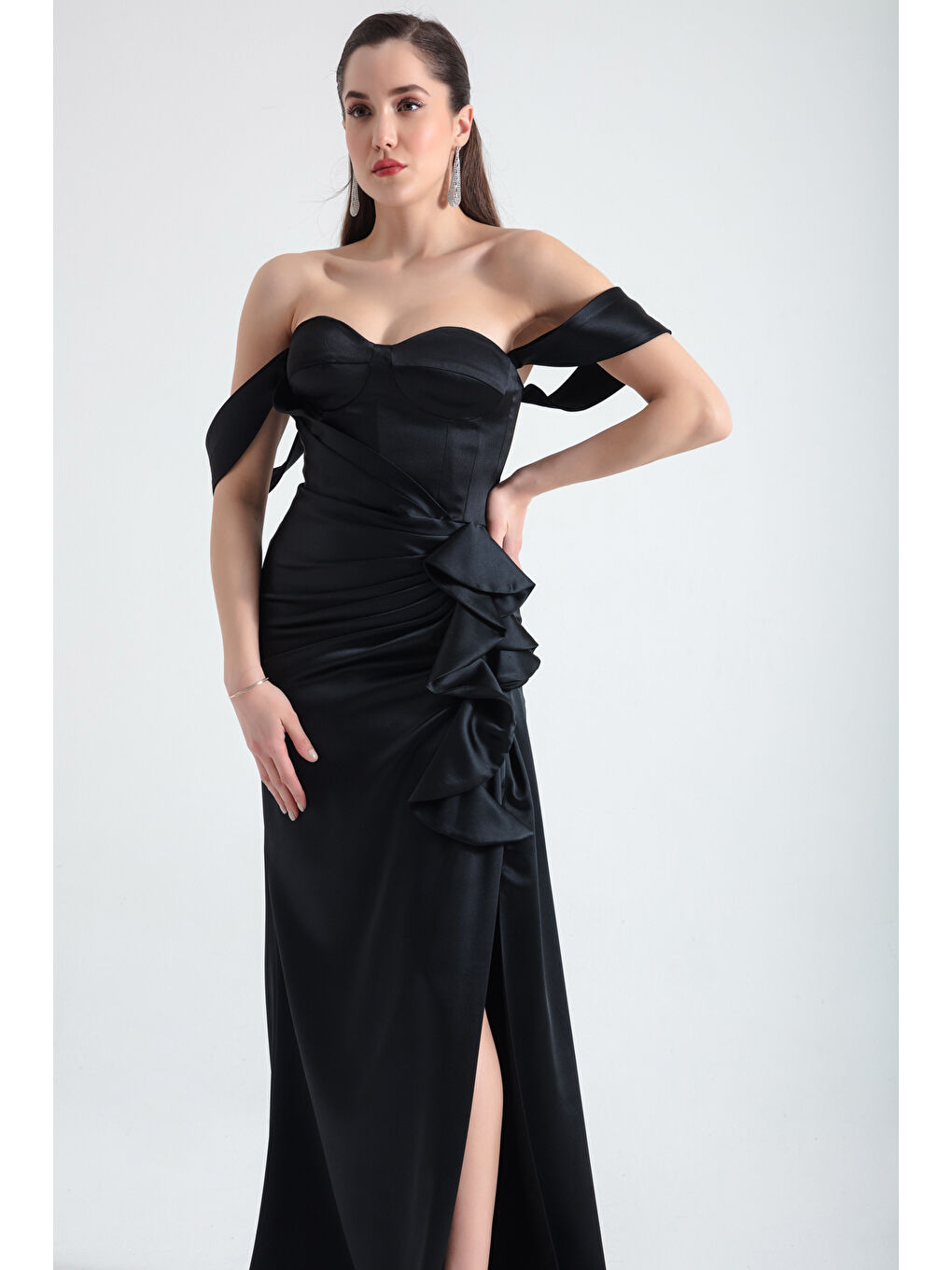 Kadın Siyah Kalp Yaka Fırfırlı Uzun Saten Abiye Elbise-1