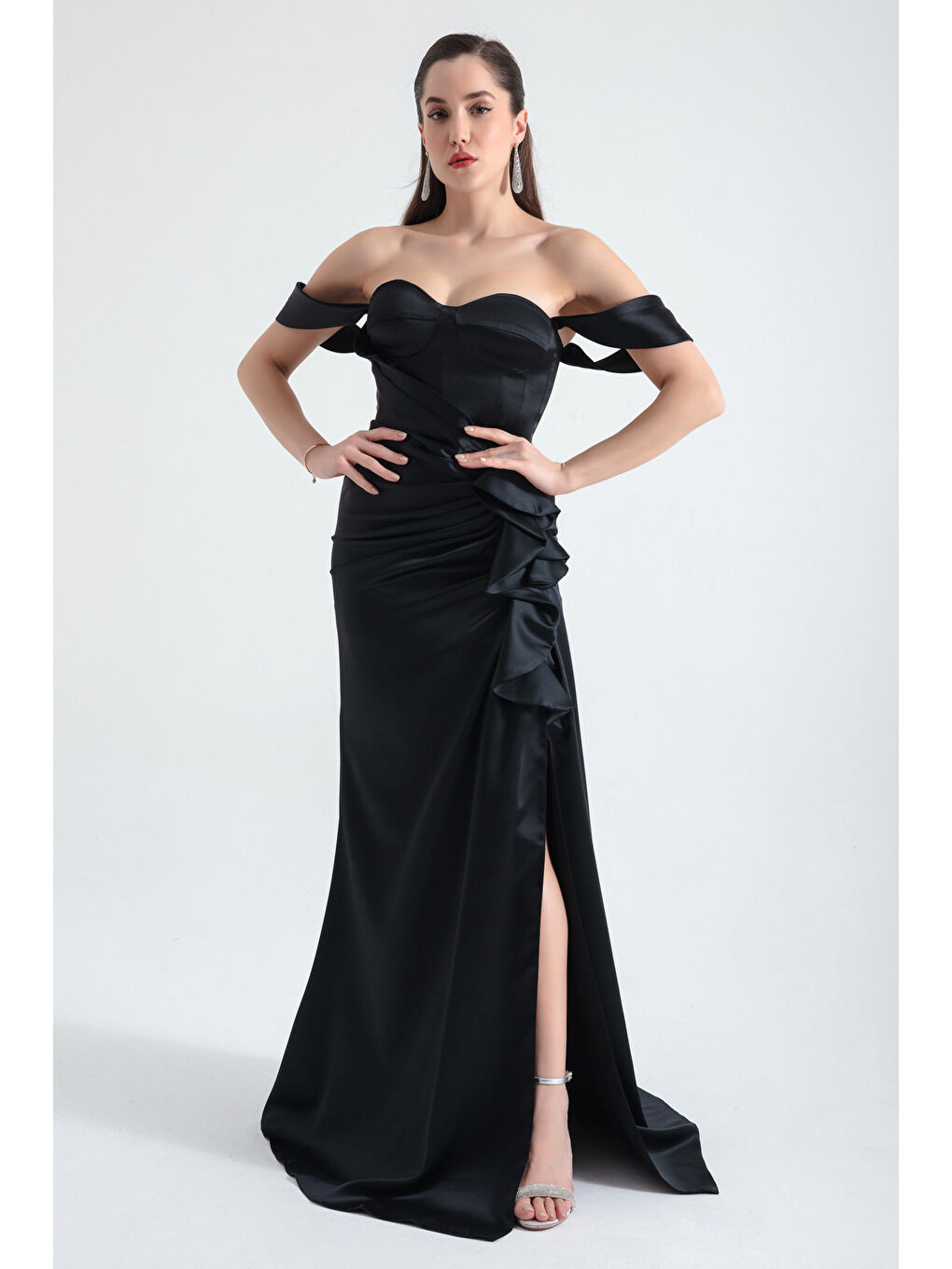 Kadın Siyah Kalp Yaka Fırfırlı Uzun Saten Abiye Elbise-3