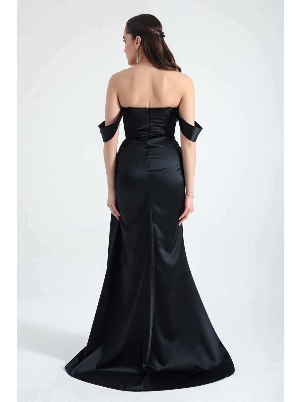 Kadın Siyah Kalp Yaka Fırfırlı Uzun Saten Abiye Elbise-4