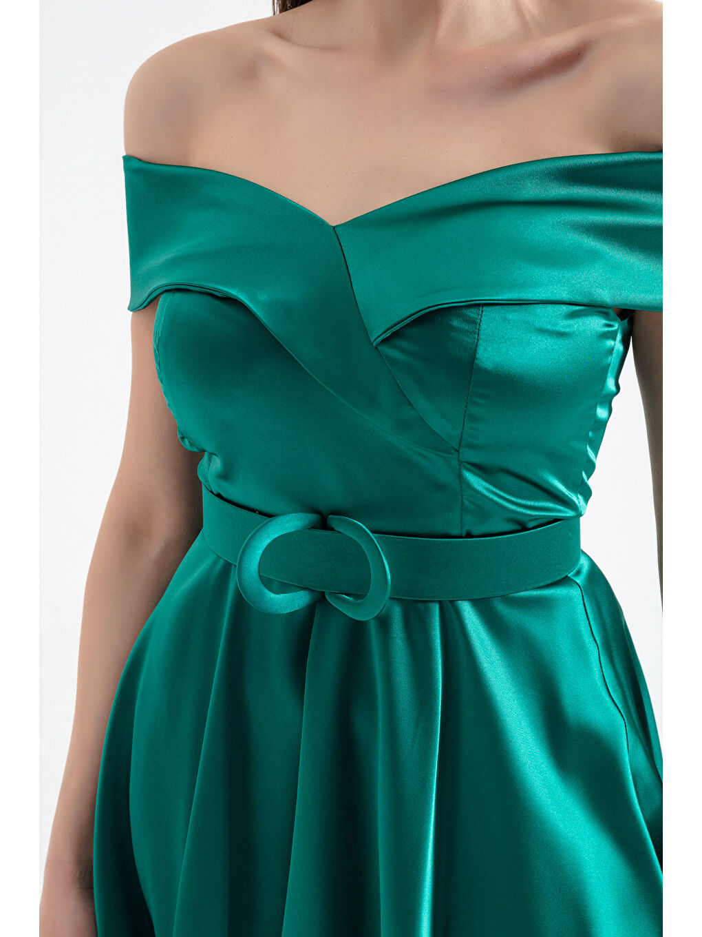 Kadın Zümrüt Yeşili Kayık Yaka Kemerli Saten Abiye Elbise-2