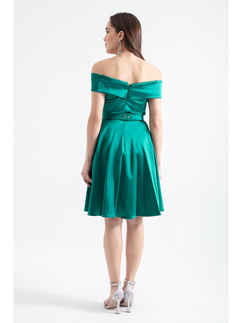 Kadın Zümrüt Yeşili Kayık Yaka Kemerli Saten Abiye Elbise-4