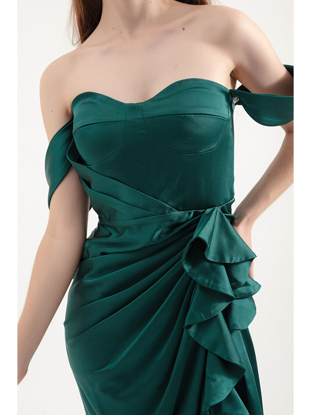 Kadın Zümrüt Yeşili Kalp Yaka Fırfırlı Uzun Saten Abiye Elbise-1